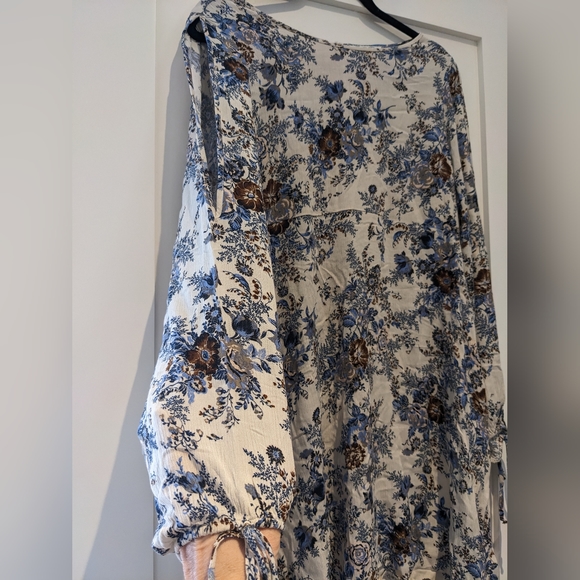 ⭐️3/$35 American Eagle Outfitters Dress/Tunic. Open sleeves and Open Back. - Picture 4 of 5